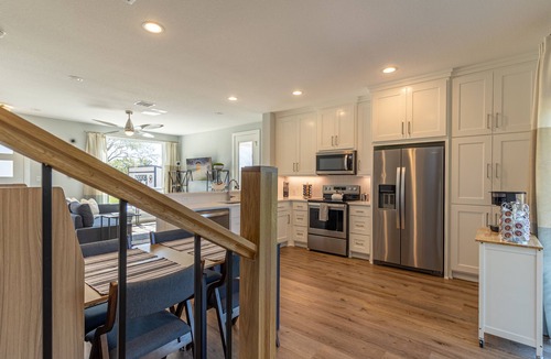 Glen Rose House | Modern house only minutes away from Fossil Rim Wildlife Center & Dinosaur Park.n