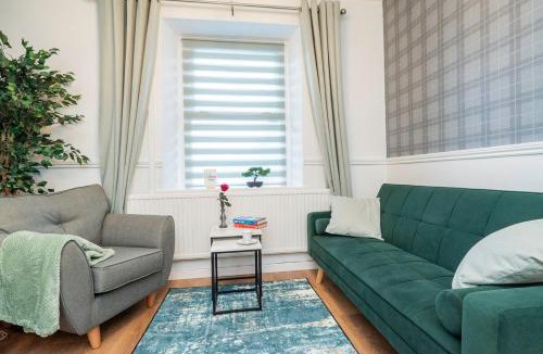 Cwm Frwd Oer Apartment | Modern house, sleeps up to 9