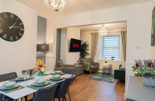 Cwm Frwd Oer Apartment | Modern house, sleeps up to 9