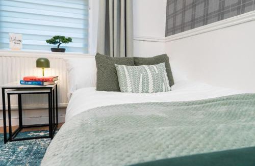 Cwm Frwd Oer Apartment | Modern house, sleeps up to 9