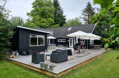 Faxe Ladeplads House | Modern house with outdoor spa and sauna