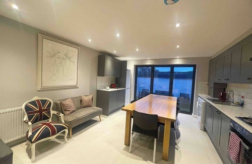 Wandle Valley House | modern house with four bathrooms