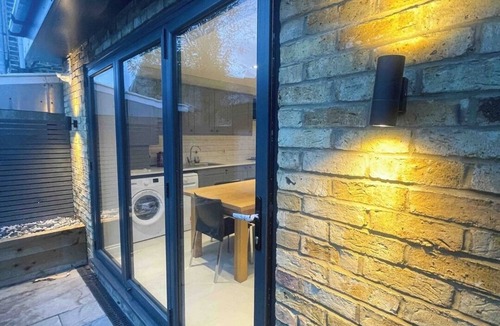 Wandle Valley House | modern house with four bathrooms