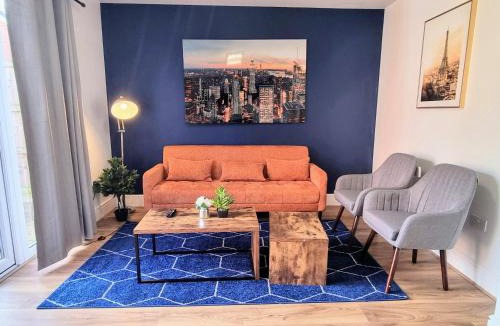 Basildon House | Modern house with free parking