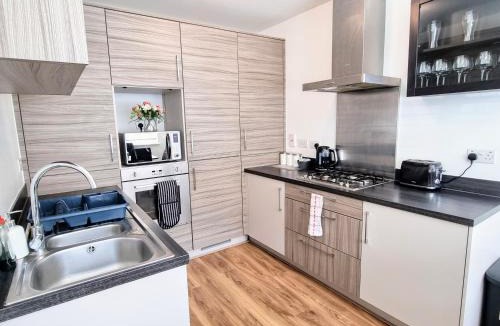 Basildon House | Modern house with free parking