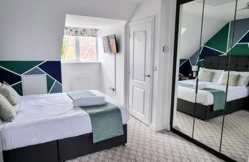 Basildon House | Modern house with free parking