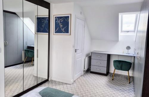 Basildon House | Modern house with free parking