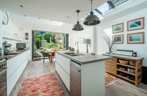 Elephant and Castle House | Modern house with garden space