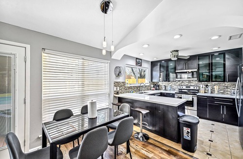 Richmond House | Modern house with large private pool in Sugar Land area