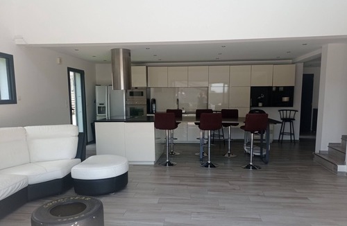 Ales Bed & Breakfast | Modern house with pool