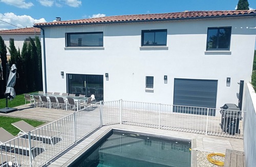 Ales Bed & Breakfast | Modern house with pool