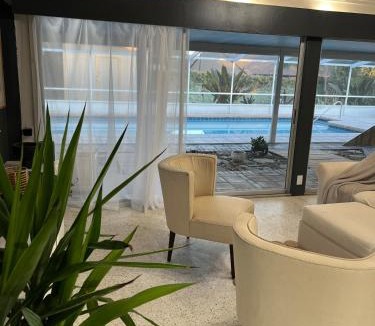 Lake Bentley House | Modern house with pool near Downtown