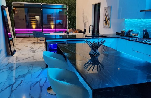 West Dallas House | Modern house with pool that will make you feel like a celebrity at home.
