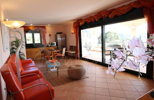 El Mas Fumats Cottage | Modern House with Private Pool, 6 Guests, Roses