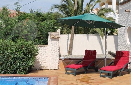 El Mas Fumats Cottage | Modern House with Private Pool, 6 Guests, Roses