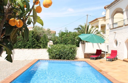 El Mas Fumats Cottage | Modern House with Private Pool, 6 Guests, Roses