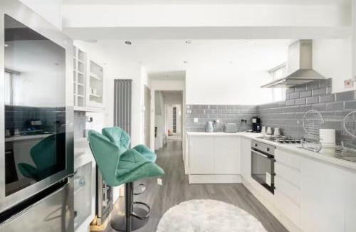 Uxbridge South Apartment | Modern House with relaxing Hot tub