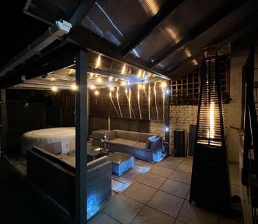 Uxbridge South Apartment | Modern House with relaxing Hot tub