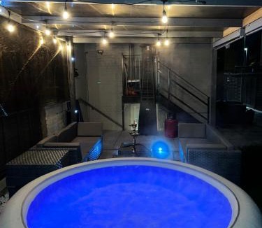 Uxbridge South Apartment | Modern House with relaxing Hot tub