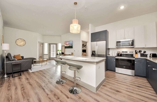 Addicks Apartment | Modern Houston Escape Bowling, Pool Table & Gym
