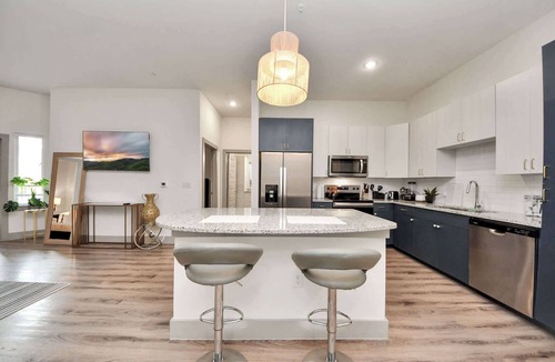 Addicks Apartment | Modern Houston Escape Bowling, Pool Table & Gym