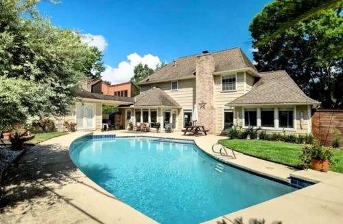 Ponderosa Forest Villa | Modern Houston Home Near Med Center & NRG.Parking, WiFi, Family-Friendly w/pool