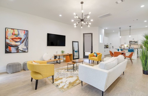 Northside House | Modern Houston Home w/Yard, 3 Mi to Toyota Center