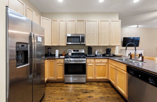 Tri-Taylor Apartment | Modern IMD Condo Workspace + Free Parking