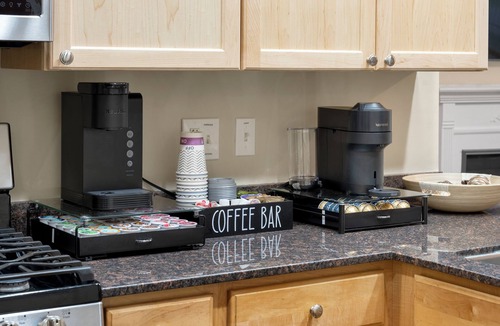 Tri-Taylor Apartment | Modern IMD Condo Workspace + Free Parking