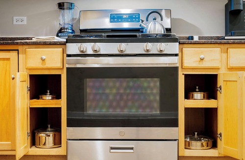 Tri-Taylor Apartment | Modern IMD Condo Workspace + Free Parking