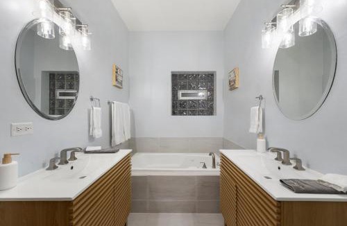 Tri-Taylor Apartment | Modern IMD Condo - Workspace - Free Parking