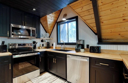Munds Park Cabin | Modern in Munds - recently renovated A frame, pet friendly