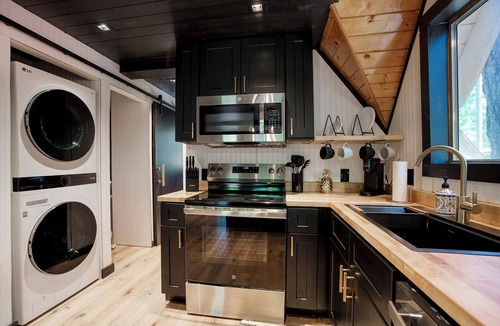 Munds Park Cabin | Modern in Munds - recently renovated A frame, pet friendly