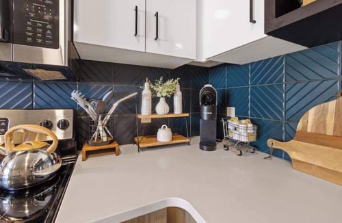 Cliff - Cannon Apartment | Modern Industrial with Free Parking