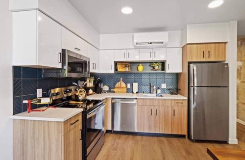 Cliff - Cannon Apartment | Modern Industrial with Free Parking