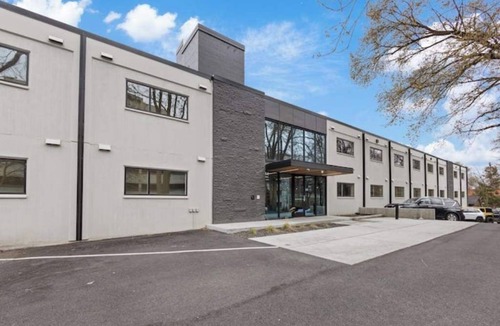 Cliff - Cannon Apartment | Modern Industrial with Free Parking