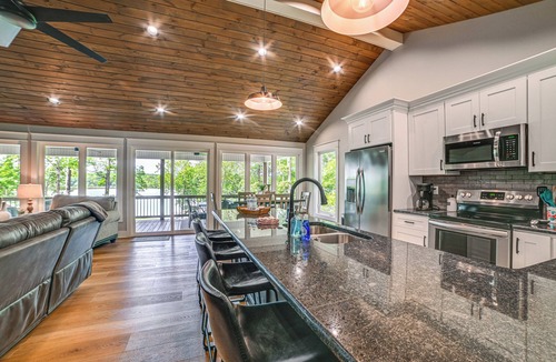 New Concord House | Modern Kentucky Lake Home w/Deck, Dock, View