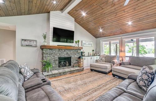 New Concord House | Modern Kentucky Lake Home with Deck, Dock, View