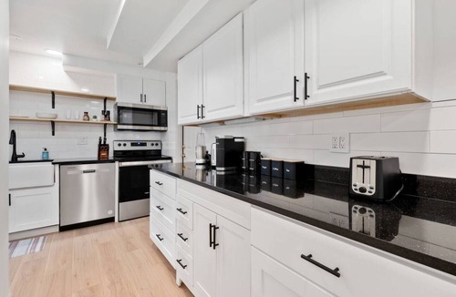 Cherrydale Apartment | Modern King Bed | 15 Min to DC | Backyard