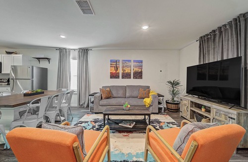 Bonham House | Modern - King Bed - Luxe - Fast WiFi - HDTVs