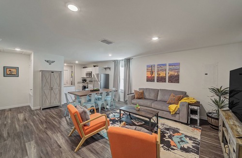 Bonham House | Modern - King Bed - Luxe - Fast WiFi - HDTVs