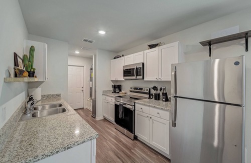 Bonham House | Modern - King Bed - Luxe - Fast WiFi - HDTVs