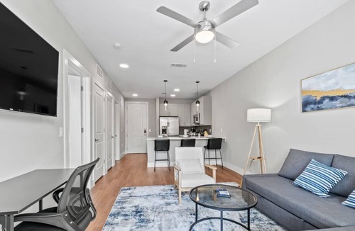 Fort Worth Apartment | Modern King Bed | Pool+Gym+Free Parking+Stockyards
