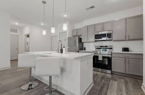 Whitestown Apartment | Modern King Bed | Relax & Stay