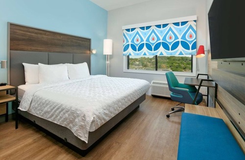Far North Central Hotel | Modern King Room w/Free Breakfast | Just 1 Mile Away Six Flags Fiesta Texas