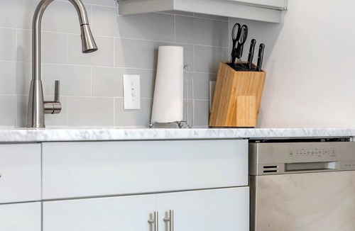 SoNo Apartment | Modern King Studio Downtown ATL Apartment