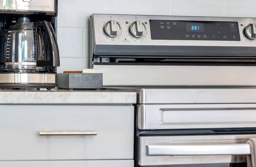 SoNo Apartment | Modern King Studio Downtown ATL Apartment