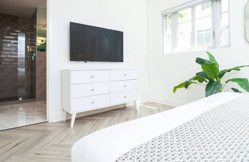 South Beach House | Modern King Studio, Steps away from the Beach