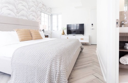 South Beach House | Modern King Studio, Steps away from the Beach