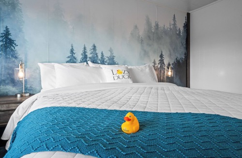 West Yellowstone Hotel | Modern King Suite Lazy Duck Inn #29, just 1 minute from Yellowstone!